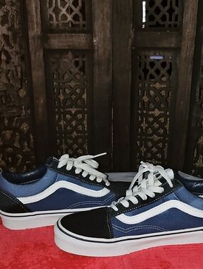 Vans SuedeClassic Low-Top Canvas Sneakers in Navy and Black - Casual
